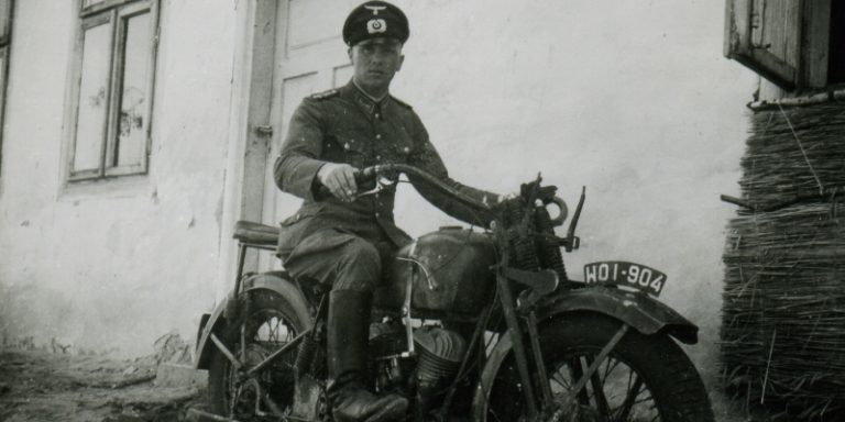 Polski wojskowy motocykl CWS M111 (Sokół 1000 M111) w rękach niemieckich. Na błotniku przednim polska przedwojenna tablica rejestracyjna. Zdjęcie wykonane w czerwcu 1940 roku